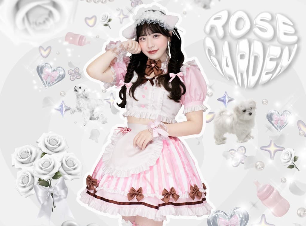 白バラやリボンをあしらった「ROSE GARDEN」テーマのビジュアル。衣装と花で世界観をそろえた演出のイメージ