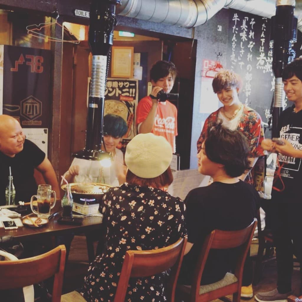 イベント会場でチームが交流する様子
